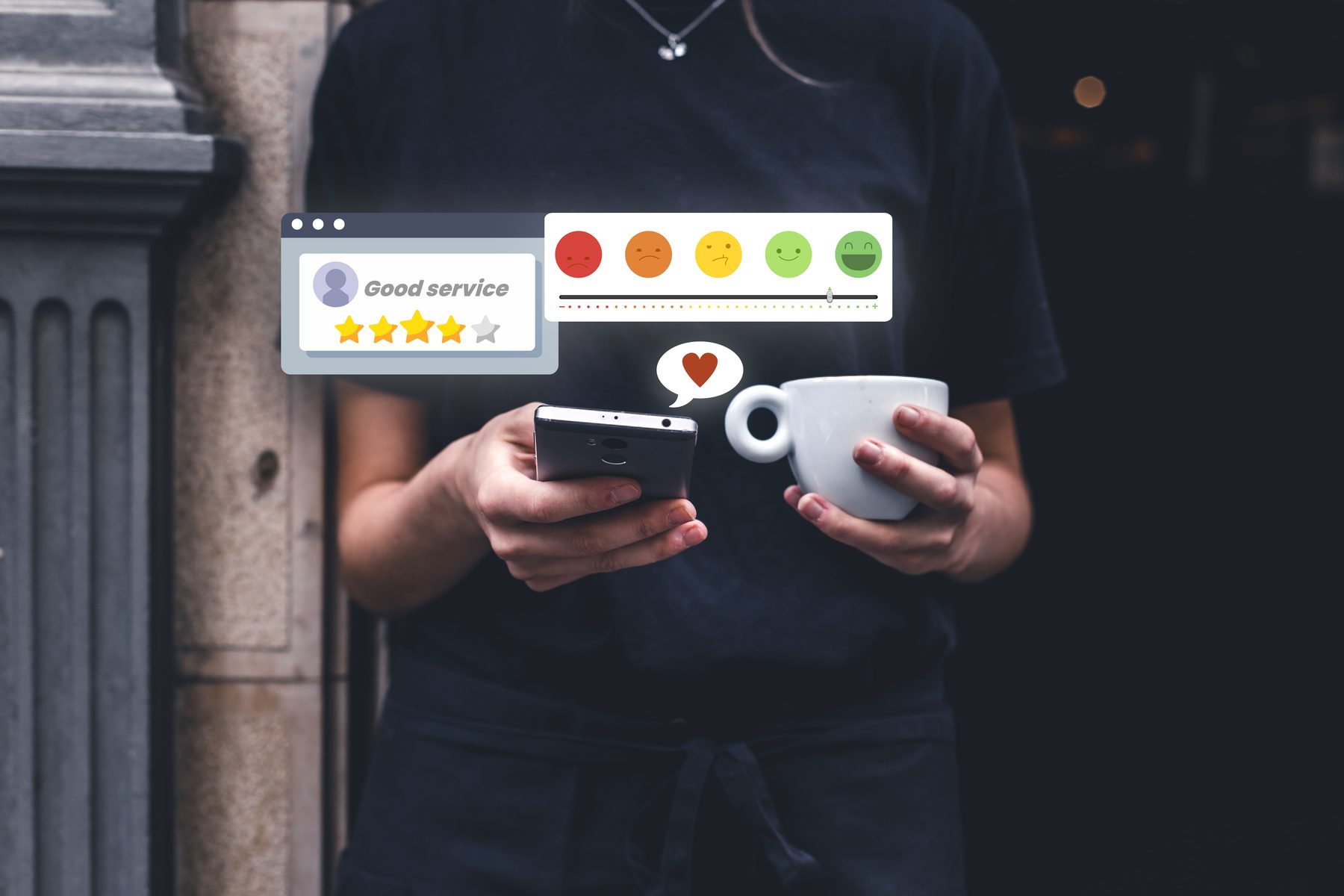 Une personne tenant un téléphone affichant un avis noté 4 étoiles, avec un café à la main